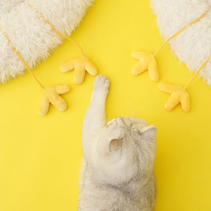 ぷらぷら動く足;足が動くので猫ちゃんが遊ぶことできます